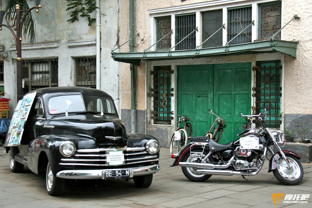 Old-Car-Old-Motorcycle-and-Old-Bicycles-Kota-Tua-Old-Town-Jakarta.jpg