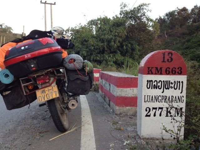 刚进老挝的第一个路牌