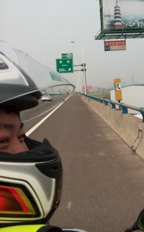 安徽安庆上的高速，过江没找到轮渡也没看到桥，结果女朋友说那不是桥吗，，，然后就上去了，奇怪的是没人问
