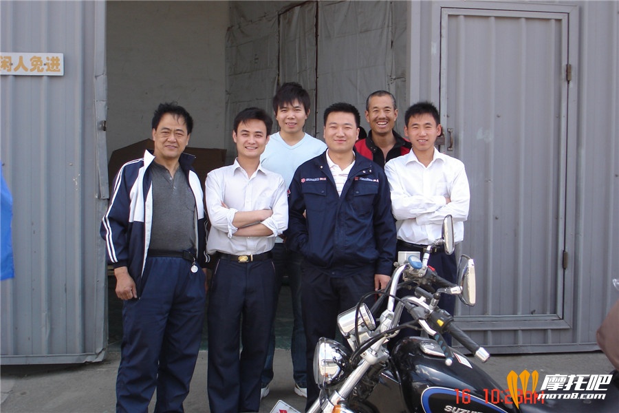 天津西青区丶华北摩托车中转库全体员工与我们合影