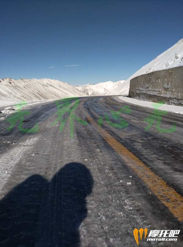 路面结冰，大车、轿车全部停着等！看我一个人慢慢在冰面上跳舞、摇摆！