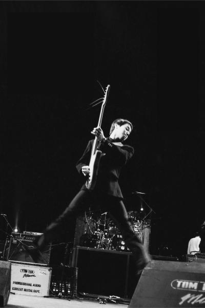 12-在红磡演唱会彩排时，窦唯手持一把吉他跳了起来，这张被用作了高原摄影展《自在生.jpg