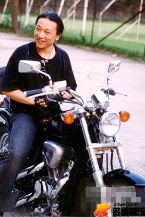 16-1995年5月11日清晨，愿唐朝乐队贝司张炬骑摩托车行驶在北京西三环上，行驶到紫竹桥.jpg