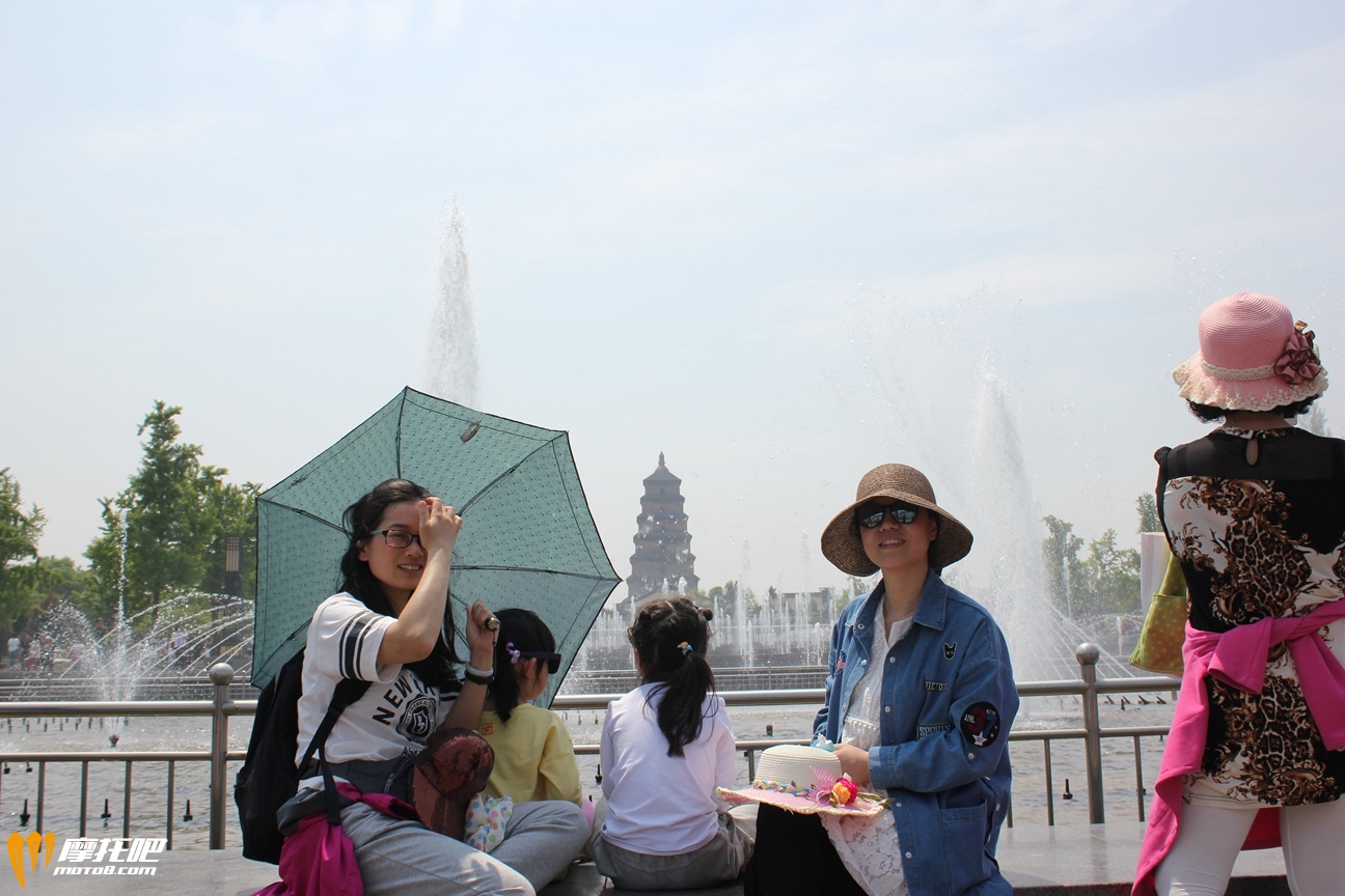 太阳好晒，一定把小孩挡好