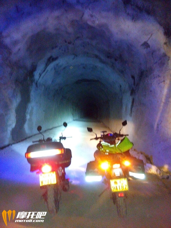 进入西藏界的隧道.jpg