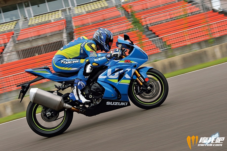 2017-suzuki-gsx-r1000r-action-2.jpg