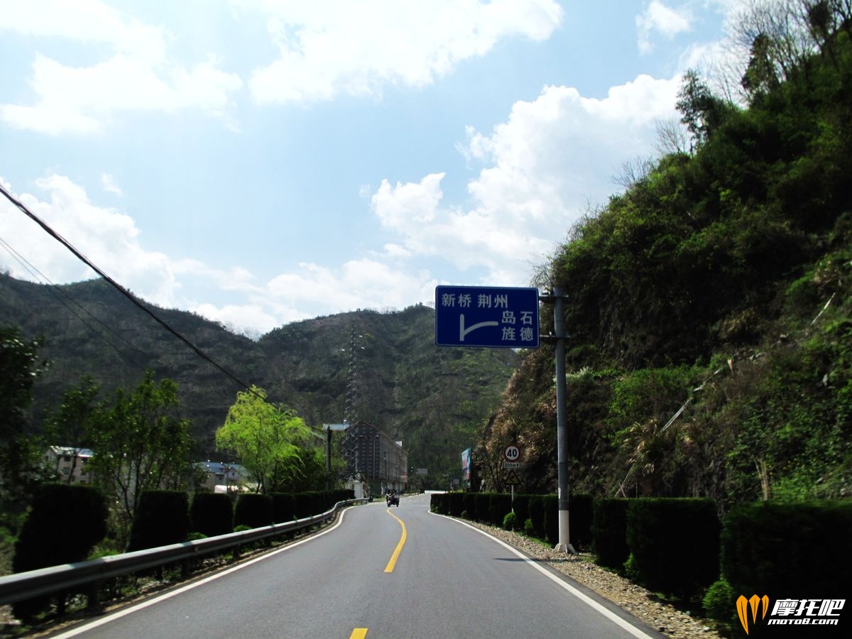 前方荆州公路入口