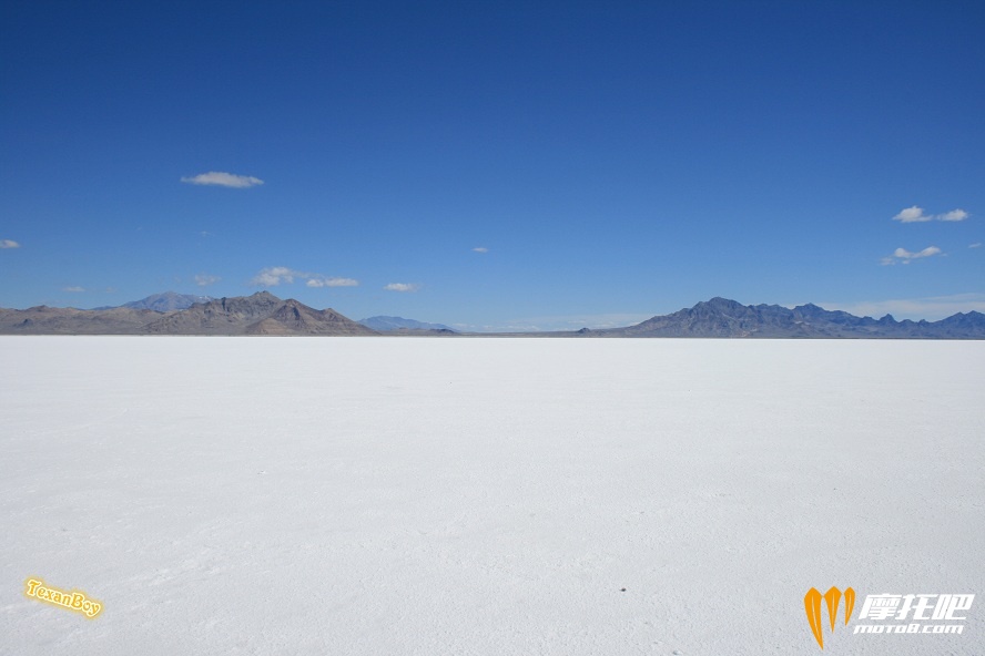 Bonneville_salt_flats_pilot_peak.jpg