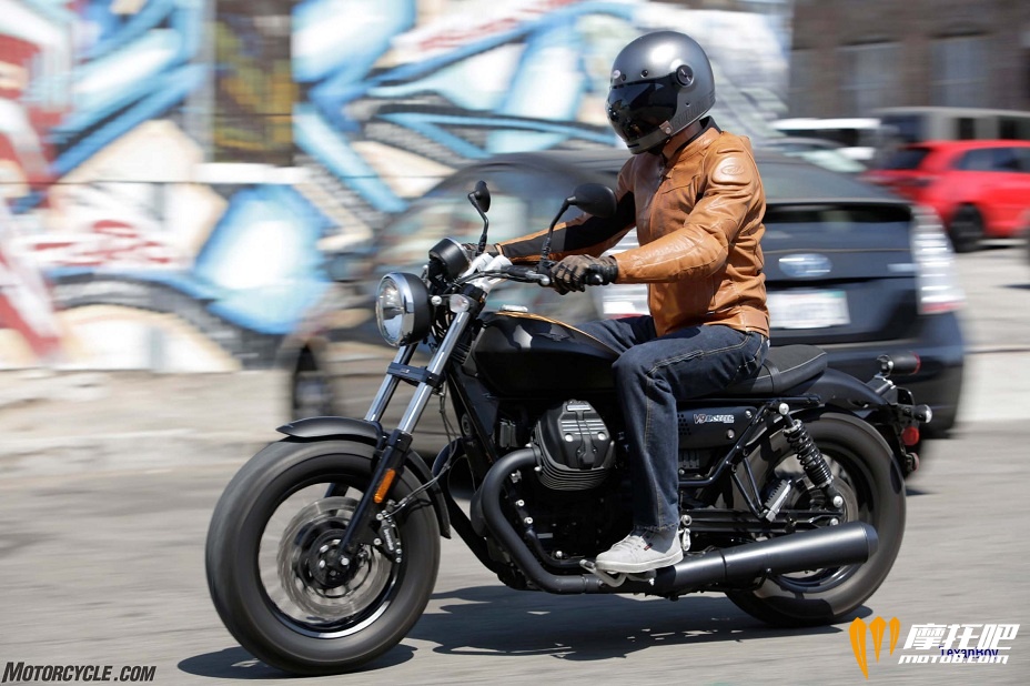 070816-Urban-Sport-Cruiser-2016-moto-guzzi-v9-bobber_RWN3405.jpg