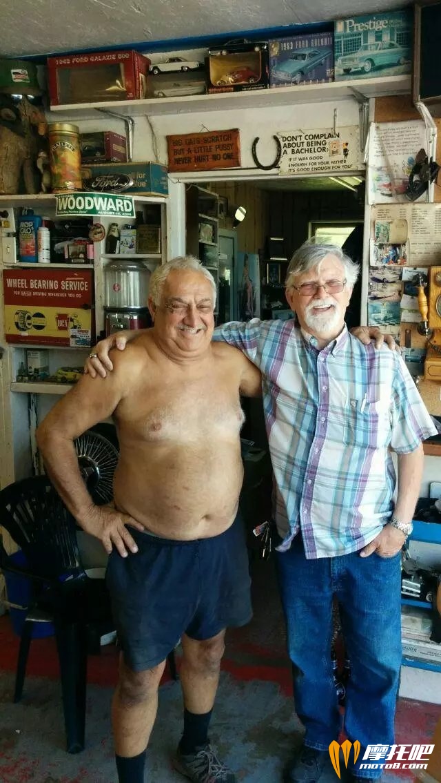 右边的就是peter，左边的是Jakson，Peter的多年好友，自己开了一家复古老爷车定制店