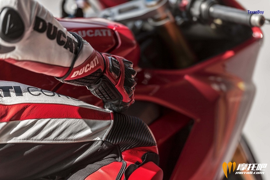 110517-2018-ducati-panigale-v4-02.jpg