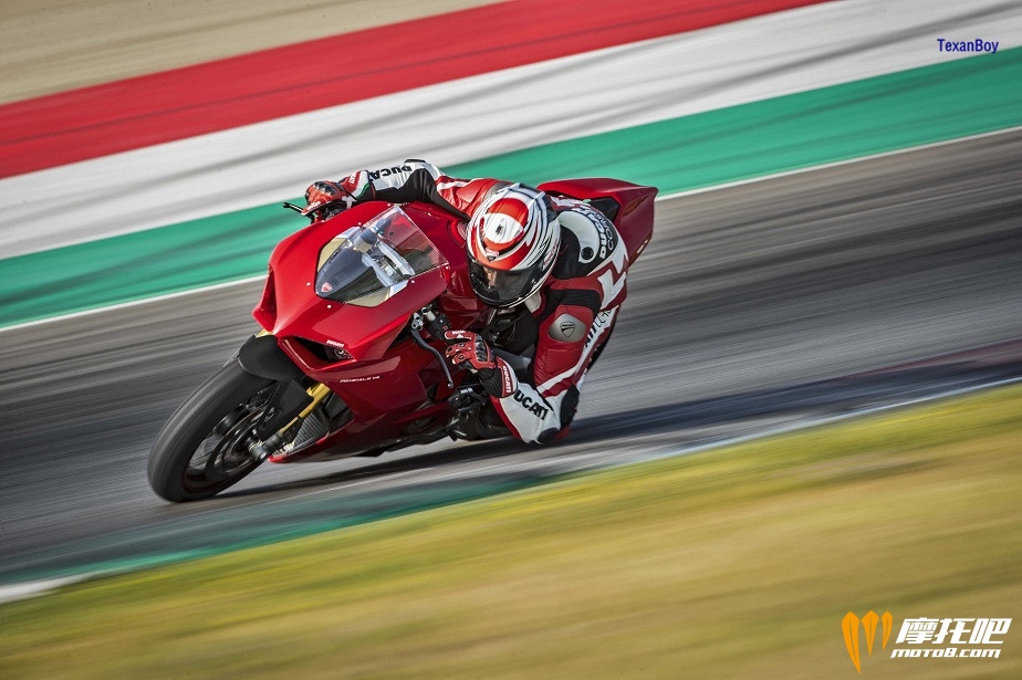 110517-2018-ducati-panigale-v4-25.jpg