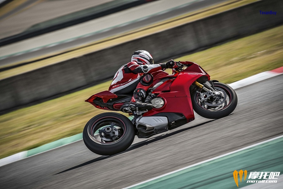 110517-2018-ducati-panigale-v4-07.jpg