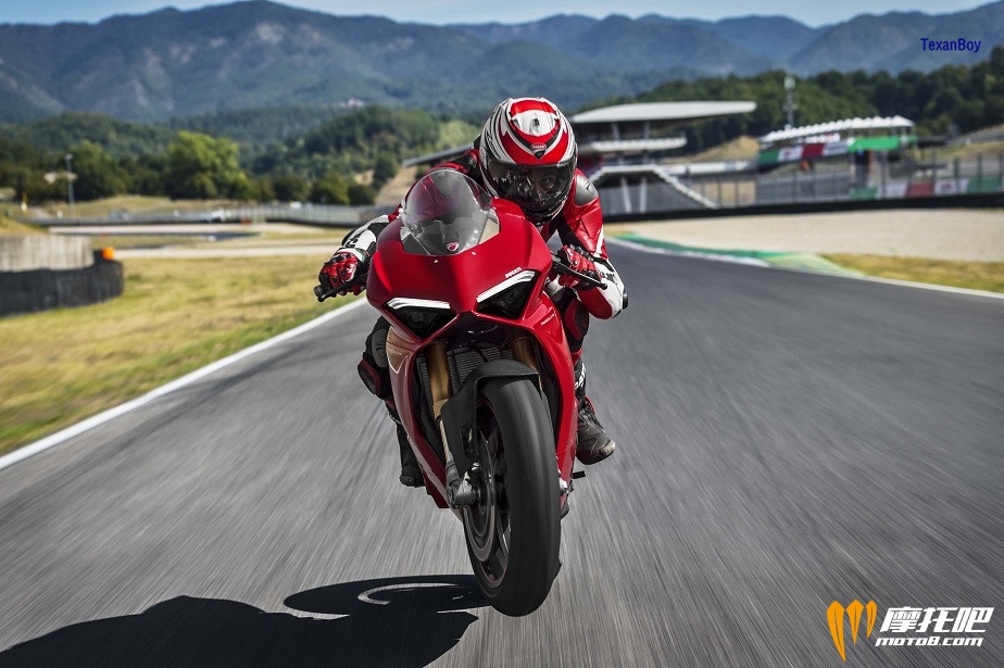 110517-2018-ducati-panigale-v4-17.jpg