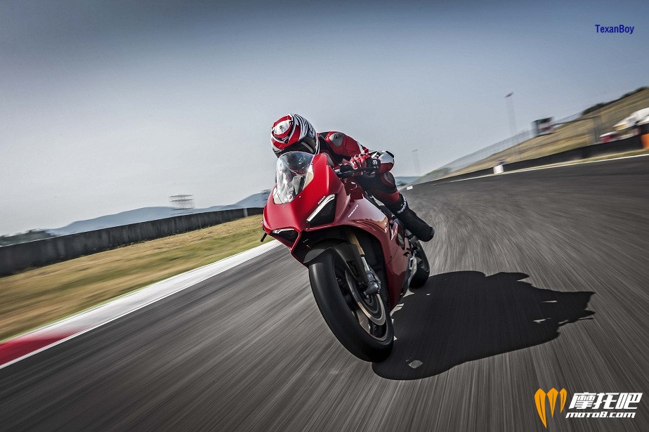 110517-2018-ducati-panigale-v4-19.jpg