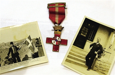 13-辛德贝格家人提供的辛德贝格在南京的照片和得到的勋章.jpg