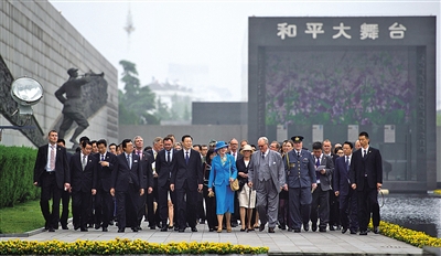 16-2014年4月27日，丹麦女王玛格丽特二世在南京参观侵华日军南京大屠杀遇难同胞纪念馆.jpg
