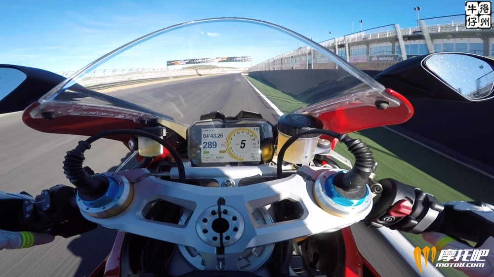 2018-ducati-panigale-v4-action-onboard.jpg