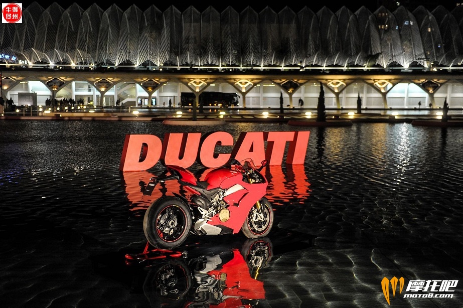 2018-panigale-v4-delivers-ducati-to-golden-age-top-speed-test-valencia-21.jpg