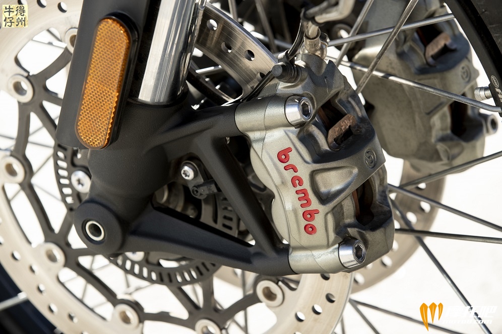 102418-2019-Triumph-Scrambler-1200-XC-Detail-5.jpg