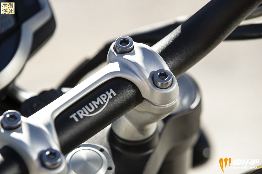 102418-2019-Triumph-Scrambler-1200-XC-Detail-11.jpg