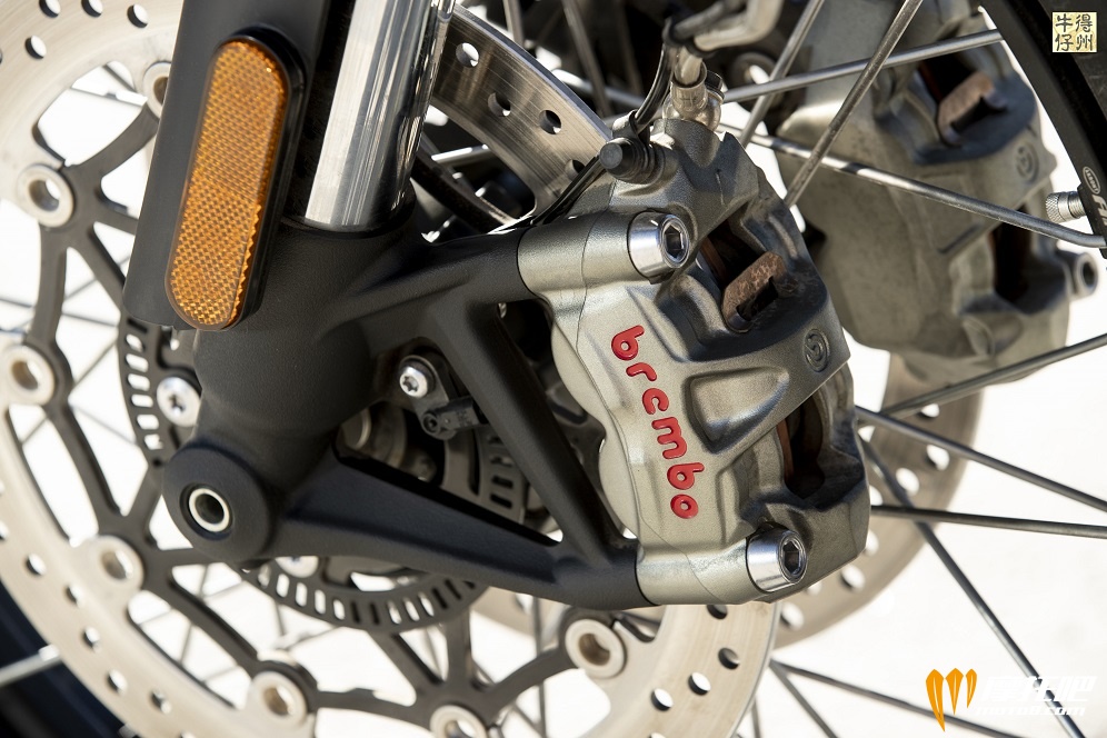 102418-2019-Triumph-Scrambler-1200-XE-Detail-1.jpg