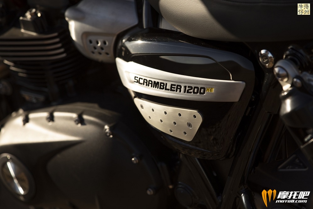 102418-2019-Triumph-Scrambler-1200-XE-Detail-22.jpg