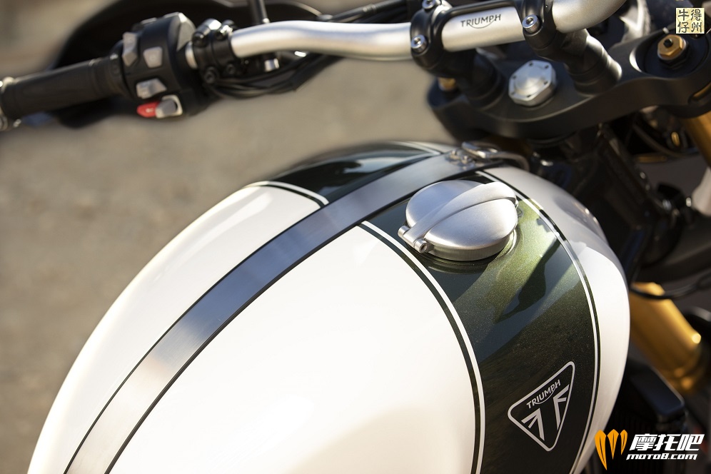 102418-2019-Triumph-Scrambler-1200-XE-Detail-24.jpg