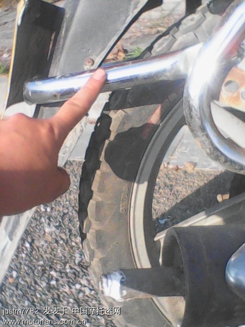 把我食指下的这条U形钢管拆掉以后，我的车的脚踏振动大大减少，几乎变成0震动了