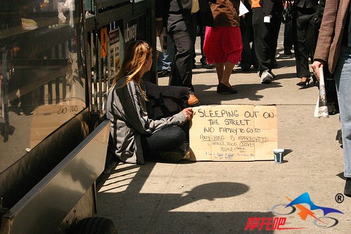 纸牌上写的，可怜的人住在街上，没有家。.jpg