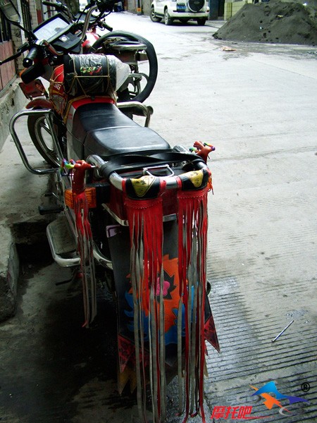 藏族朋友的摩托车，几乎都是这样的款式