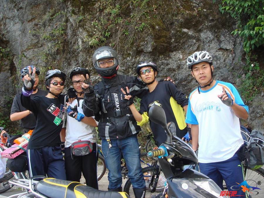 下山遇到荆州单车车友,他们骑了3天达到神农架.真不简单！！！