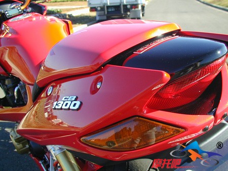 6cb1300_seatcowl.jpg