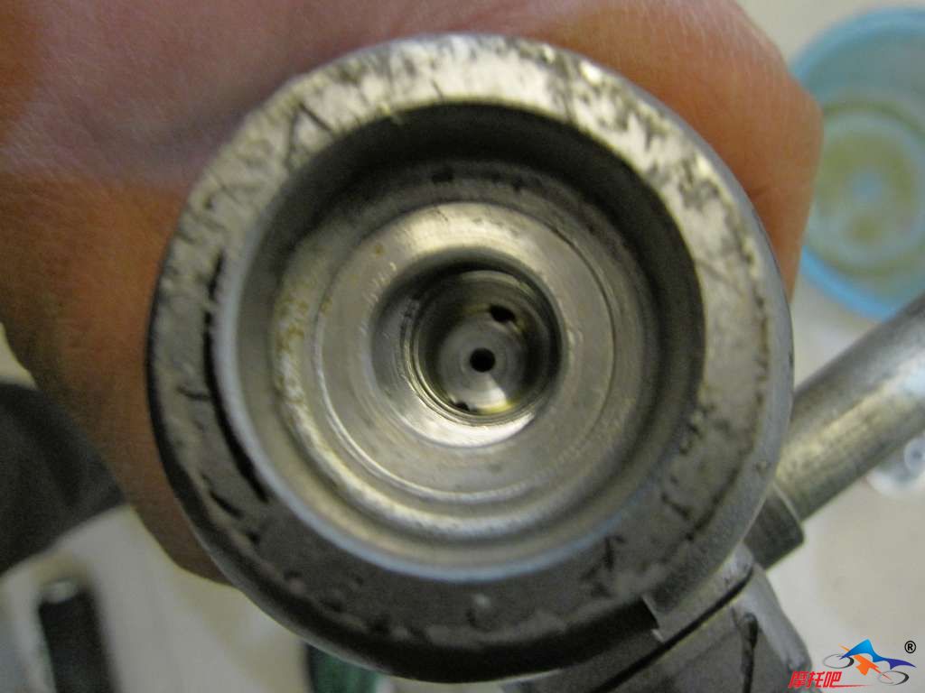 减震外杆低端特写 3个小孔都控制着减震内杆芯的过油量 
