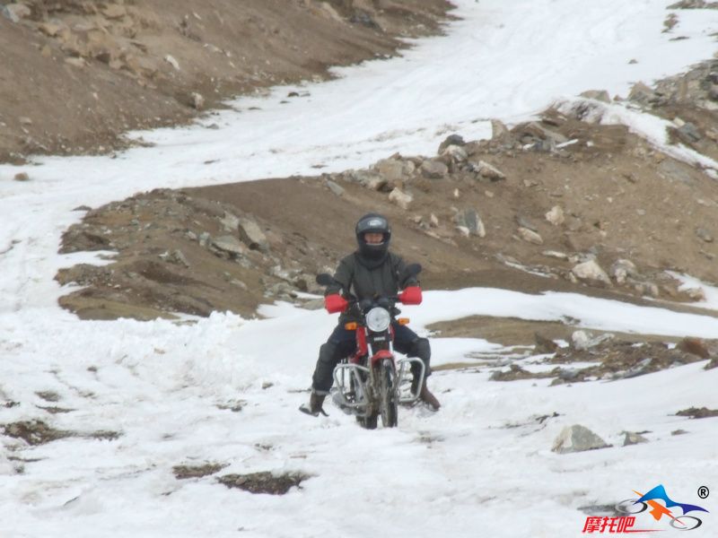 行进在积满雪的山路上