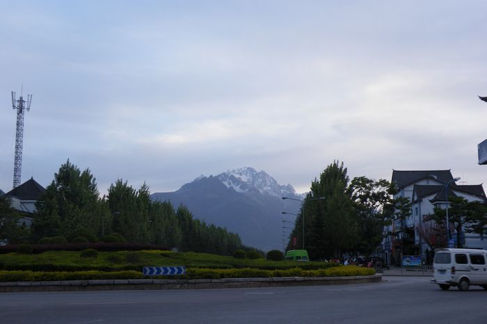 丽江边边上的雪山，不管三七二拾一，拍下来先，必定是此行的第一座雪山嘛！