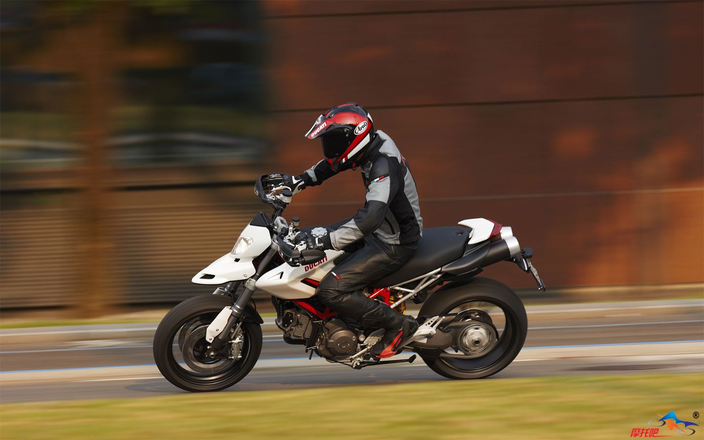 ducati_HyperMotard_1100xx_2009_01_1440x900.jpg