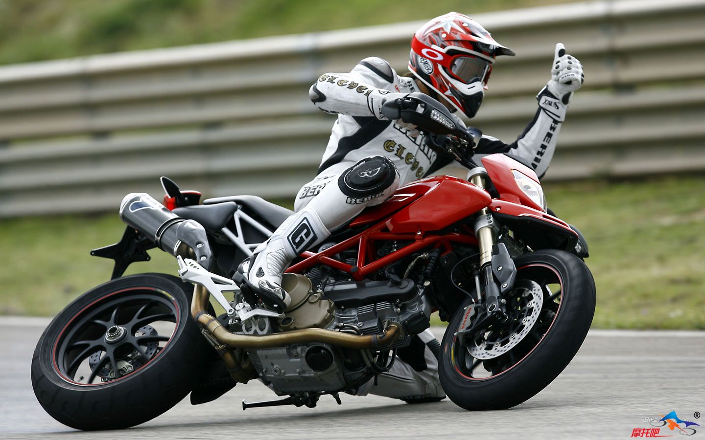Ducati_hypermotard-a_2007_04_1440x900.jpg