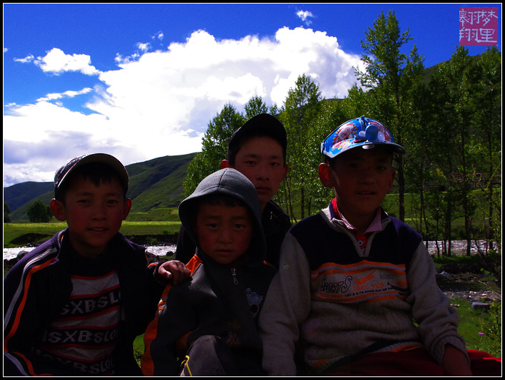 看见我们，藏族的小朋友都来了，吉普赛猪儿提前准备好食品，给了他们