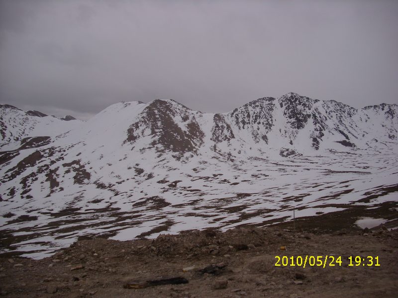 太阳下山后的雪山看起来很无情…….jpg