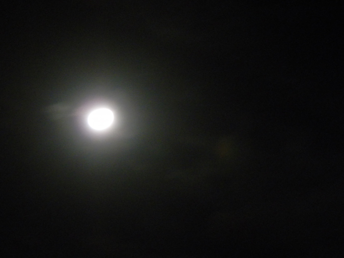 都说15的月亮16圆，看着月亮，想到这些天见过的车友，很是思念！