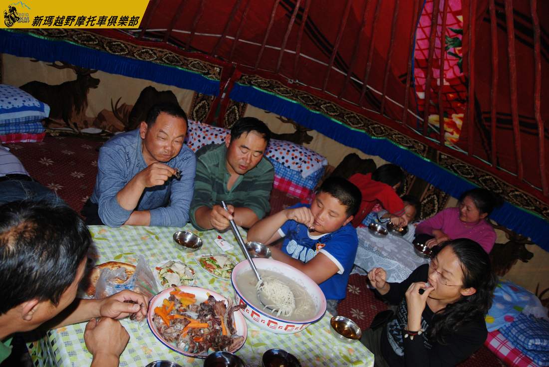 蒙古包里就餐品尝蒙古人的风干牛肉和蒙古面.jpg