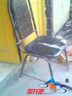 我上网用的古董椅子.jpg