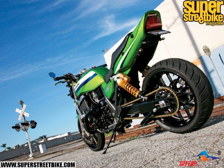 1101_sbkp_02_z 2005_kawasaki_zrx1200 rear.jpg